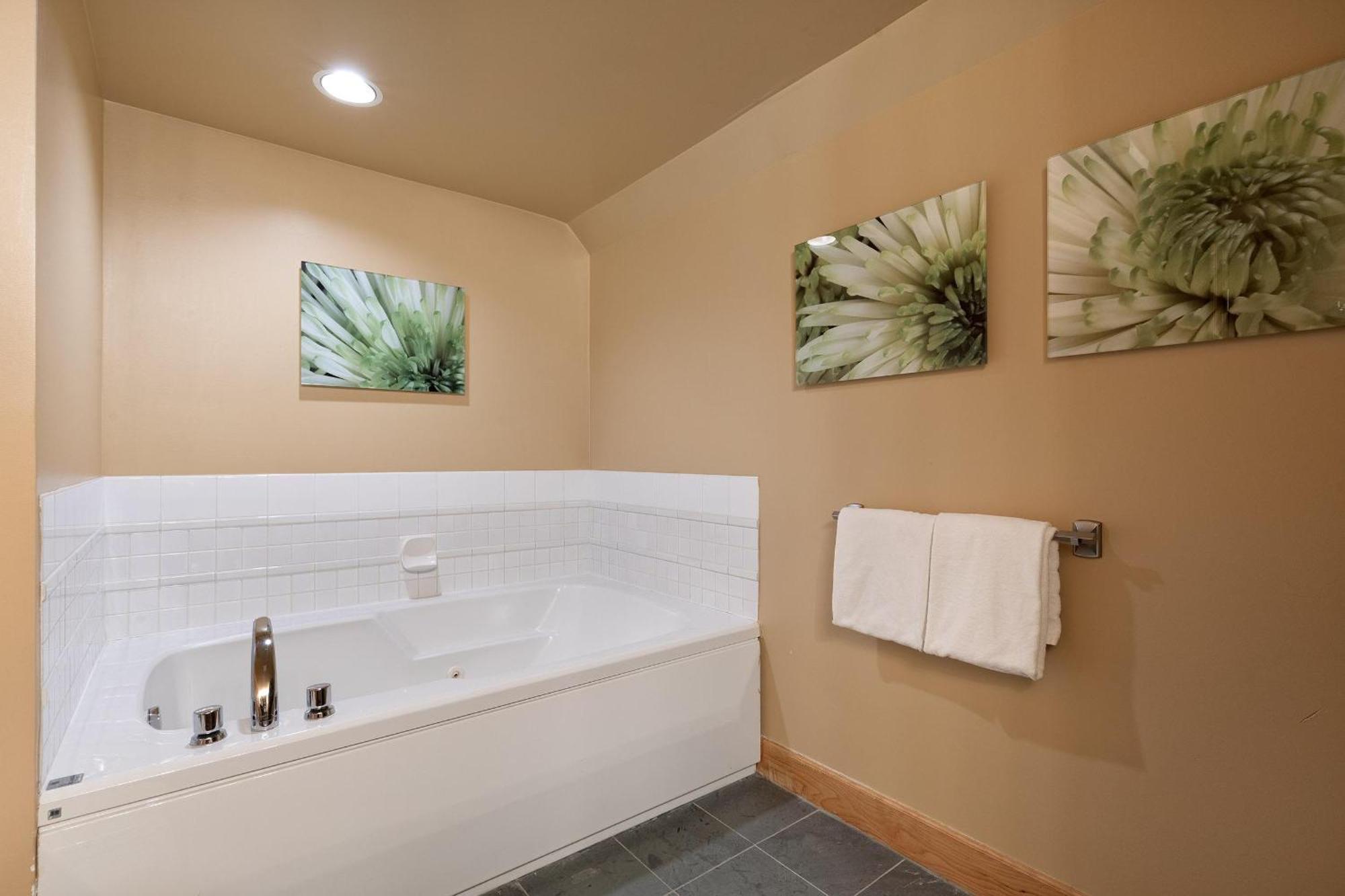 Alpine Greens 8 | Bright Townhome Near Blackcomb, Walk Or Shuttle To Skiing, Secure Parking Уистлер Экстерьер фото